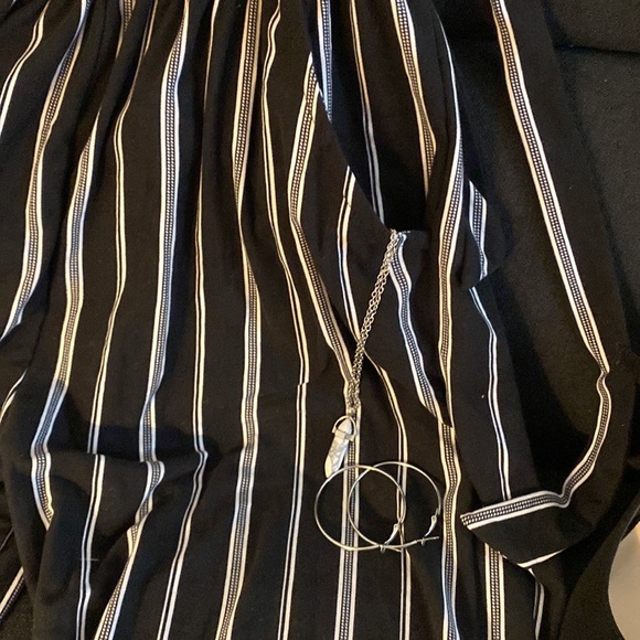 🖤 Gorgeous Black And White Striped Romper With Pockets 🤍 - Picture 3 of 5